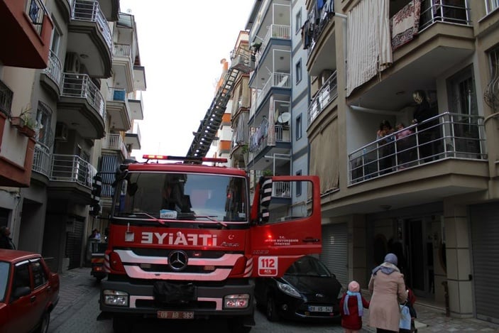 Aydın'da yanan eve kapısı kırılarak müdahale edildi