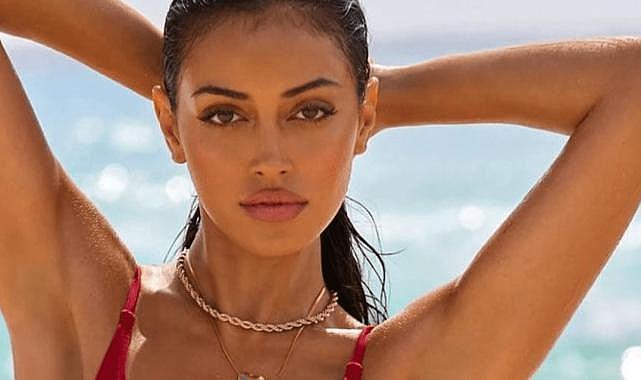 Dosso Dossi Fashion Show&#039;da Cindy rüzgarı esti: Dünyaca ünlü top model Cindy Kimberly podyuma çıktı.