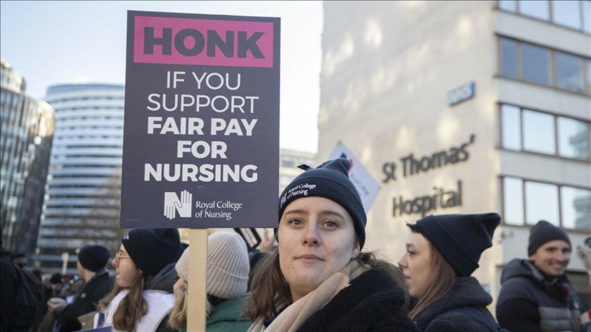 İngiltere&#039;de hemşireler 2 günlük grev başlattı