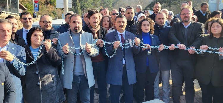 İYİ Parti'den zincirli-kilitli Uludağ protestosu!