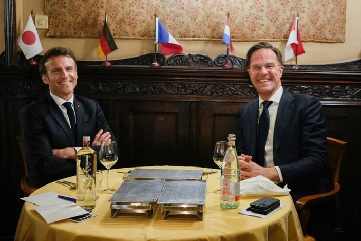 Macron: Ukrayna'ya savaş uçağı gönderebiliriz