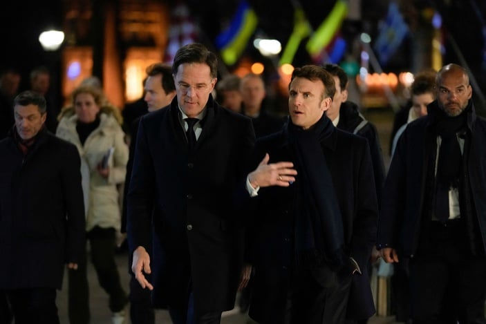 Macron: Ukrayna'ya savaş uçağı gönderebiliriz