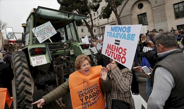 İspanya'da kuraklık ve su krizi nedeniyle çiftçiler hükümeti protesto etti