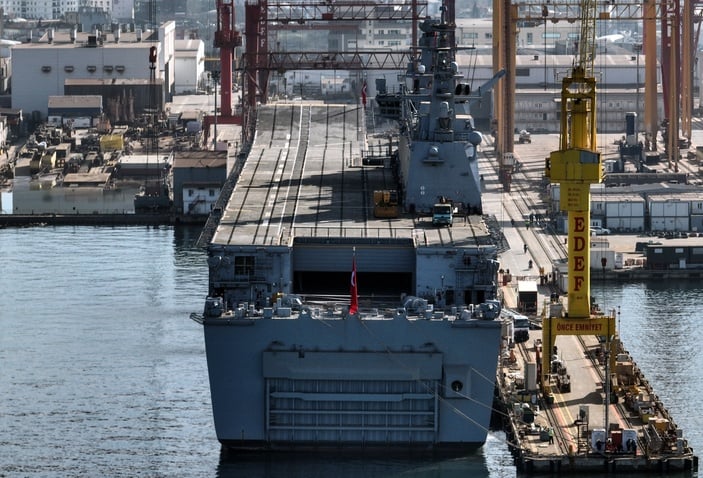 Türkiye'nin ilk uçak gemisi TCG Anadolu, havadan görüntülendi