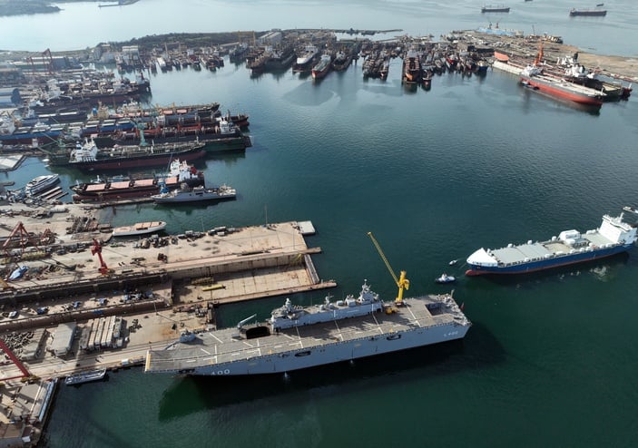 Türkiye'nin ilk uçak gemisi TCG Anadolu, havadan görüntülendi