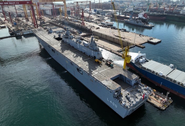 Türkiye'nin ilk uçak gemisi TCG Anadolu, havadan görüntülendi