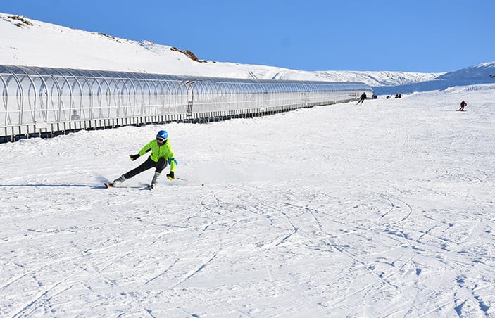 Vanlı kayakçılar, Hakkari'deki kayak merkezinde antrenman yapıyor