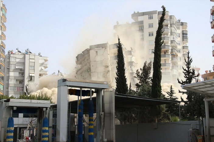 Adana'da deprem nedeniyle acil yıkılacak binalarda yıkım sürüyor