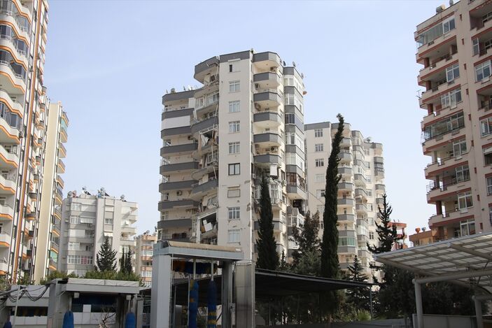 Adana'da deprem nedeniyle acil yıkılacak binalarda yıkım sürüyor