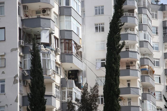 Adana'da deprem nedeniyle acil yıkılacak binalarda yıkım sürüyor