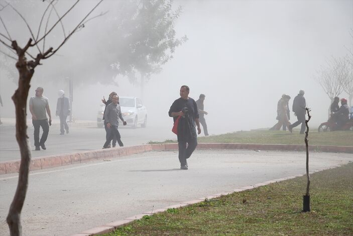 Adana'da deprem nedeniyle acil yıkılacak binalarda yıkım sürüyor