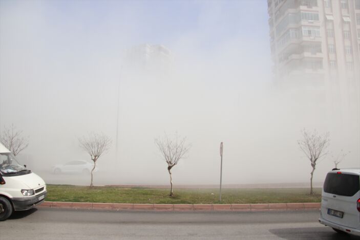 Adana'da deprem nedeniyle acil yıkılacak binalarda yıkım sürüyor
