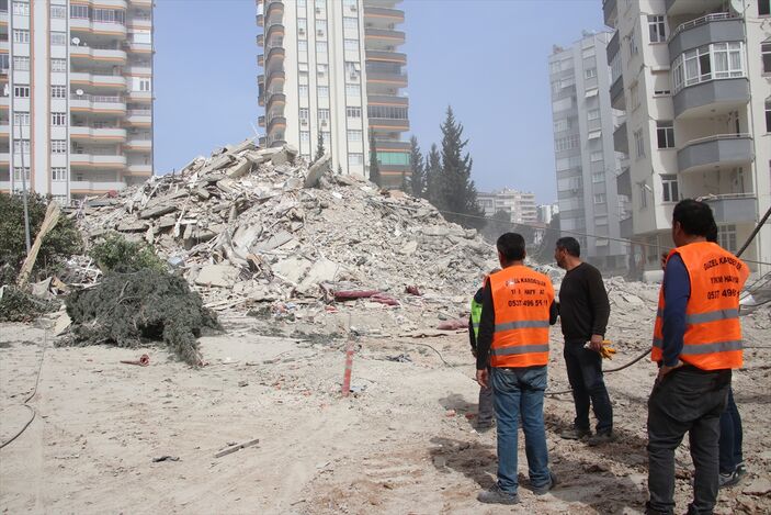Adana'da deprem nedeniyle acil yıkılacak binalarda yıkım sürüyor