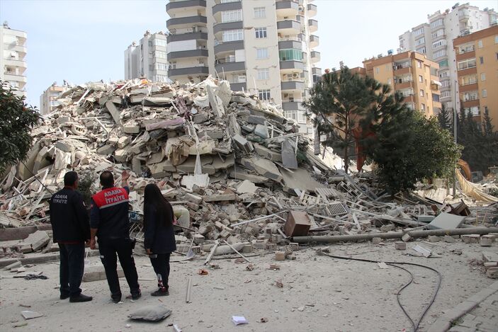 Adana'da deprem nedeniyle acil yıkılacak binalarda yıkım sürüyor