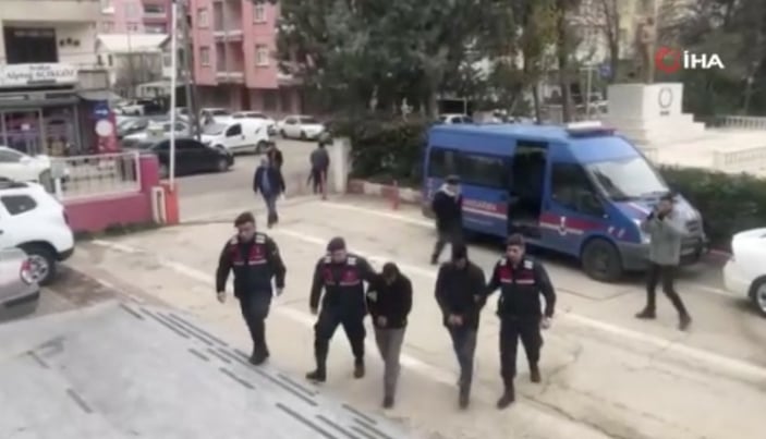Adana'da hurda aracıyla gezen 2 hırsız adliyeye sevk edildi