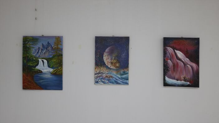 Afganistan'da depremzedelerle dayanışma için sergi açıldı