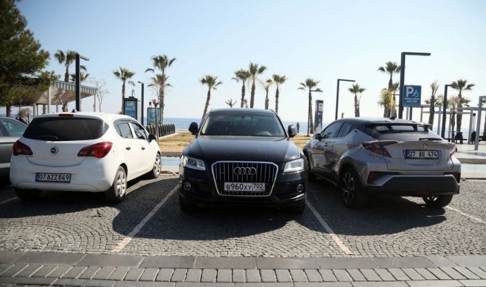 Antalya'da savaş ve deprem sonrası ev fiyatları artarken trafikte yabancı plakalar kaydedildi