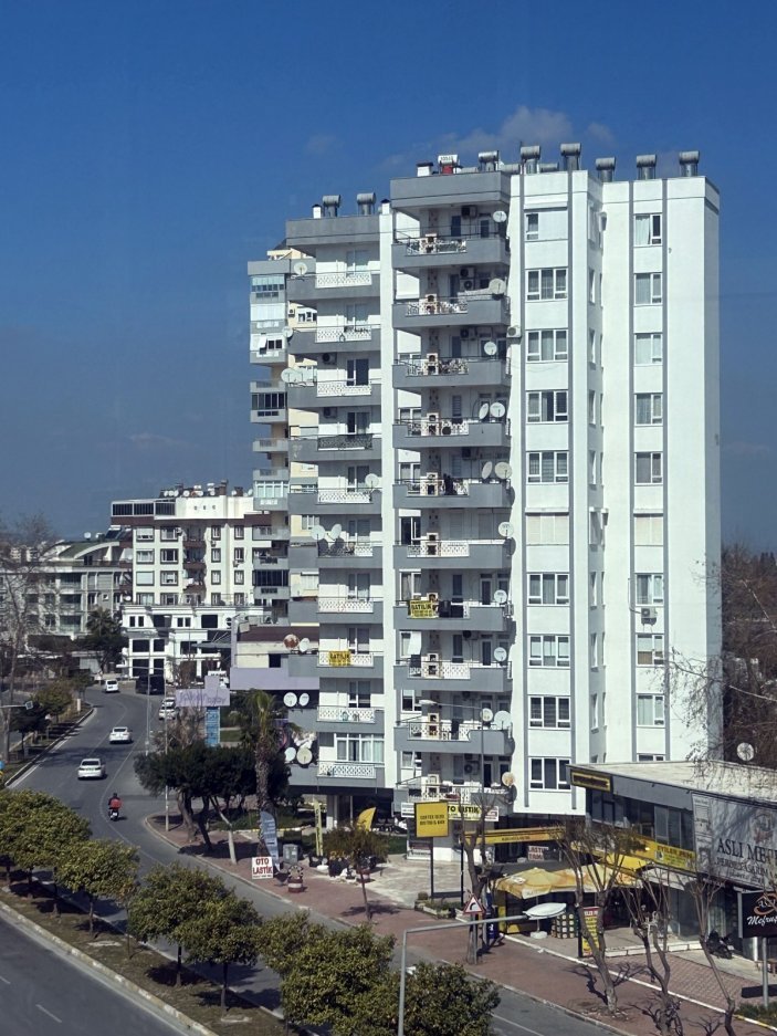 Antalya'da savaş ve deprem sonrası ev fiyatları artarken trafikte yabancı plakalar kaydedildi