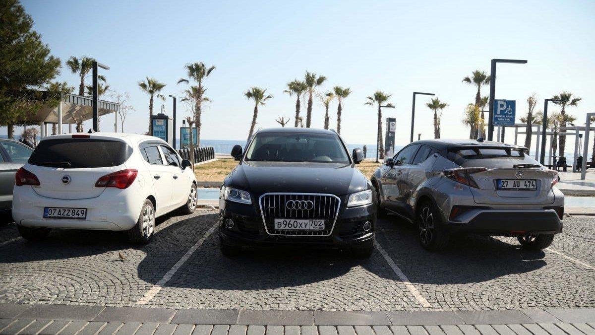 Antalya&#039;da savaş ve deprem sonrası ev fiyatları artarken trafikte yabancı plakalar kaydedildi