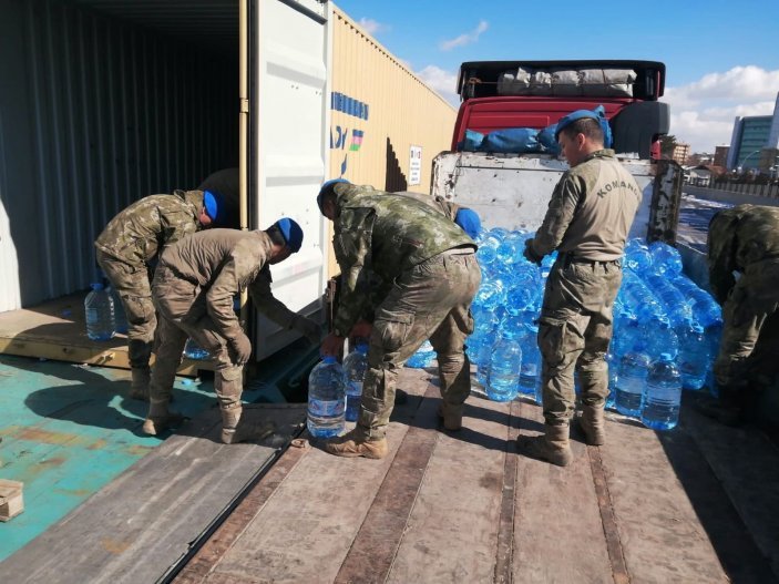Askerler, deprem bölgelerine içme suyu taşıdı