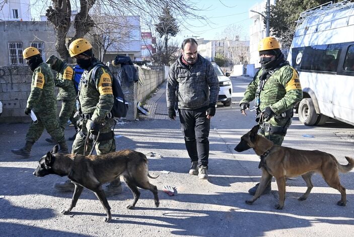 Asrın felaketi için yurt dışından arama-kurtarma ekipleri seferber oldu