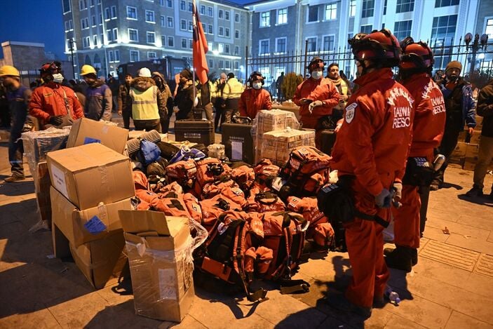 Asrın felaketi için yurt dışından arama-kurtarma ekipleri seferber oldu