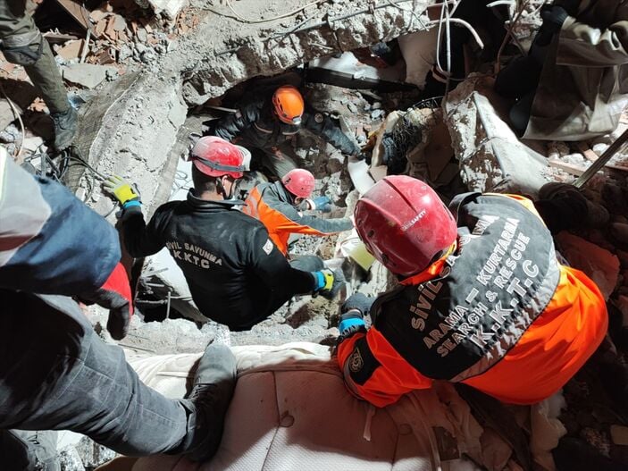 Asrın felaketi için yurt dışından arama-kurtarma ekipleri seferber oldu