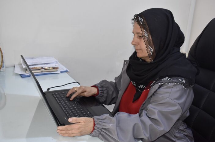 Batman'da muhtar Fatma takdir topladı: 16 depremzede aileyi mahalledeki evlere yerleştirdi