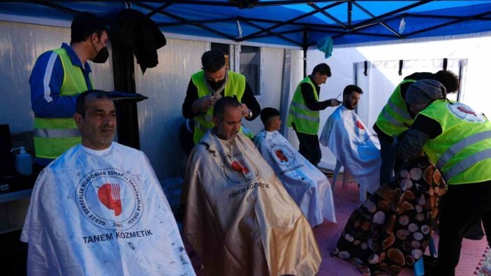 Berberler ve kuaförlerden depremzedelere ücretsiz traş