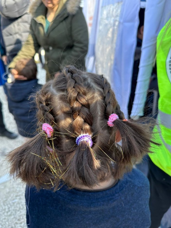 Berberler ve kuaförlerden depremzedelere ücretsiz traş