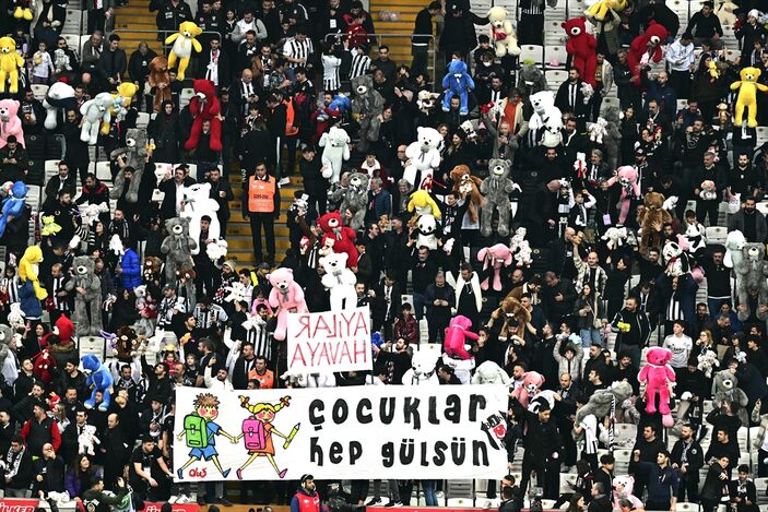 Beşiktaş'ın depremzede çocuklara oyuncak yardımı dünya basınında