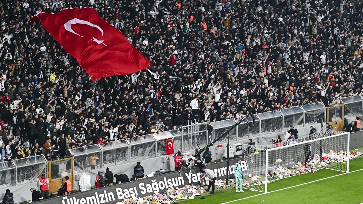 Beşiktaş&#039;ın depremzede çocuklara oyuncak yardımı dünya basınında
