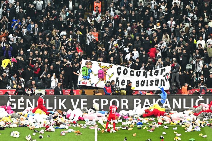 Beşiktaş'ın depremzede çocuklara oyuncak yardımı dünya basınında