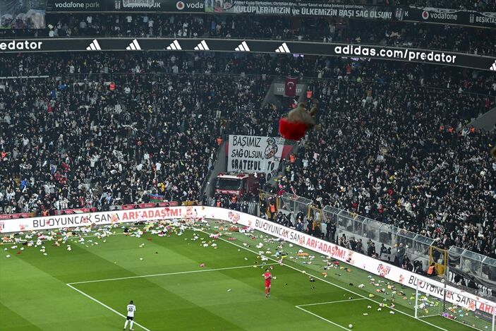 Beşiktaş'ın depremzede çocuklara oyuncak yardımı dünya basınında