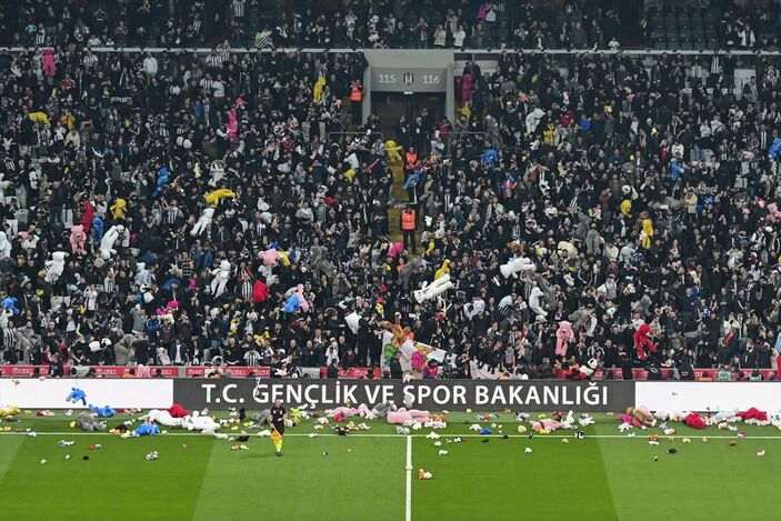 Beşiktaş'ın depremzede çocuklara oyuncak yardımı dünya basınında