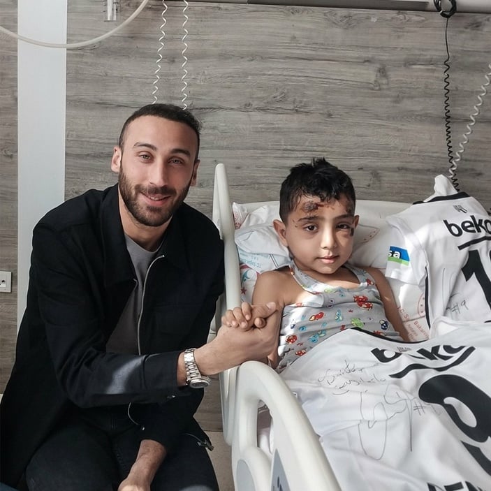 Cenk Tosun, depremzede Cavit'i ziyaret etti