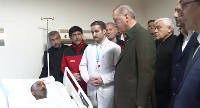Cumhurbaşkanı Erdoğan yaralı depremzedeleri ziyaret etti