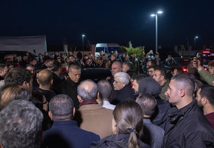 Cumhurbaşkanı Erdoğan yaralı depremzedeleri ziyaret etti