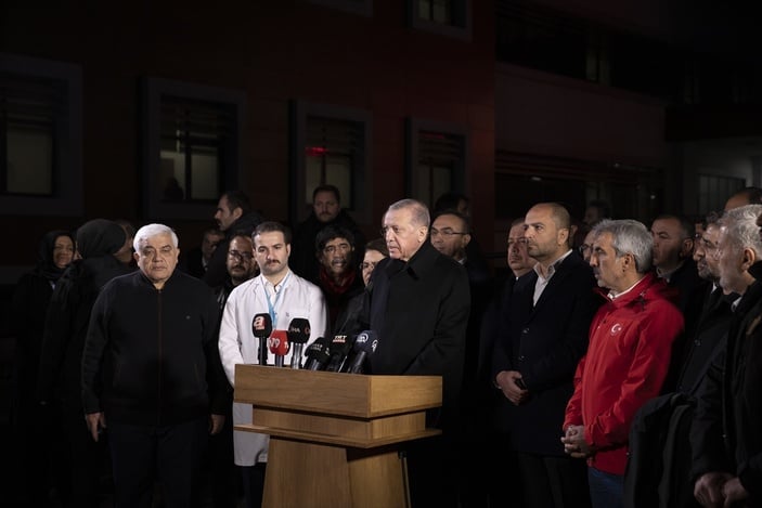 Cumhurbaşkanı Erdoğan yaralı depremzedeleri ziyaret etti