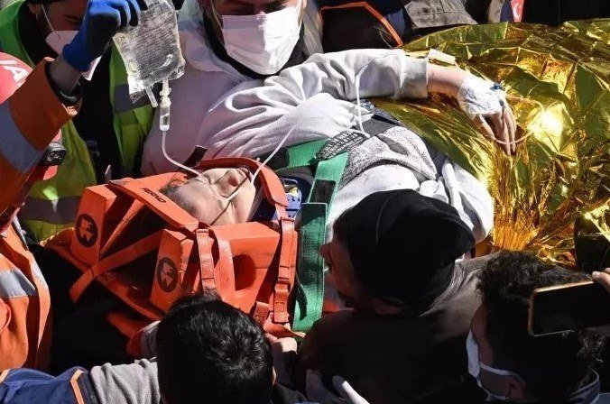 Deprem sonrası zamana karşı yaşam mücadelesini kazananlar