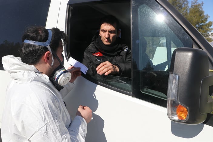 Deprem sonucu yaşamını yitirenlerin kimlikleri kriminal tekniklerle belirleniyor