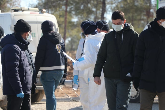 Deprem sonucu yaşamını yitirenlerin kimlikleri kriminal tekniklerle belirleniyor