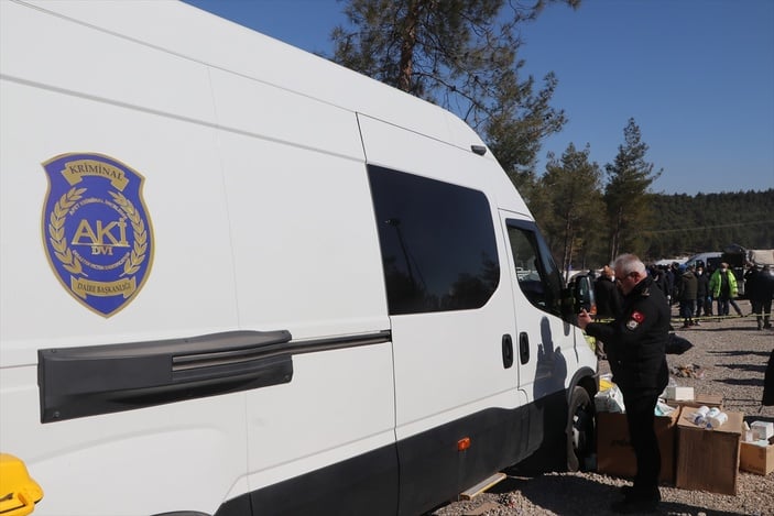 Deprem sonucu yaşamını yitirenlerin kimlikleri kriminal tekniklerle belirleniyor