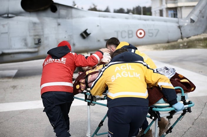 Devletin hava araçları depremzedelerin yardımına koştu