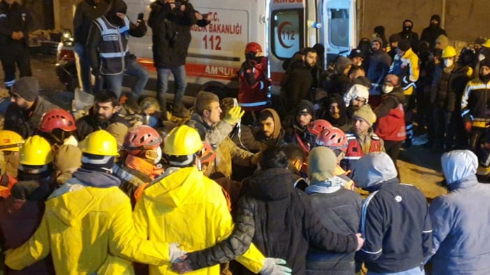 Diyarbakır’da 45 yaşındaki kadın, 72 saat sonra enkazdan kurtarıldı