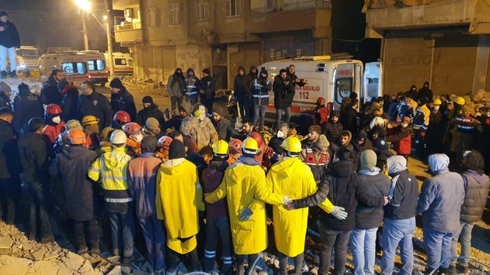 Diyarbakır’da 45 yaşındaki kadın, 72 saat sonra enkazdan kurtarıldı