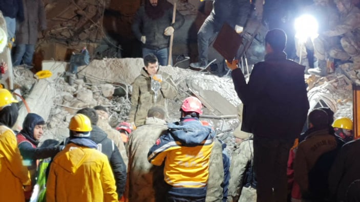 Diyarbakır’da 45 yaşındaki kadın, 72 saat sonra enkazdan kurtarıldı