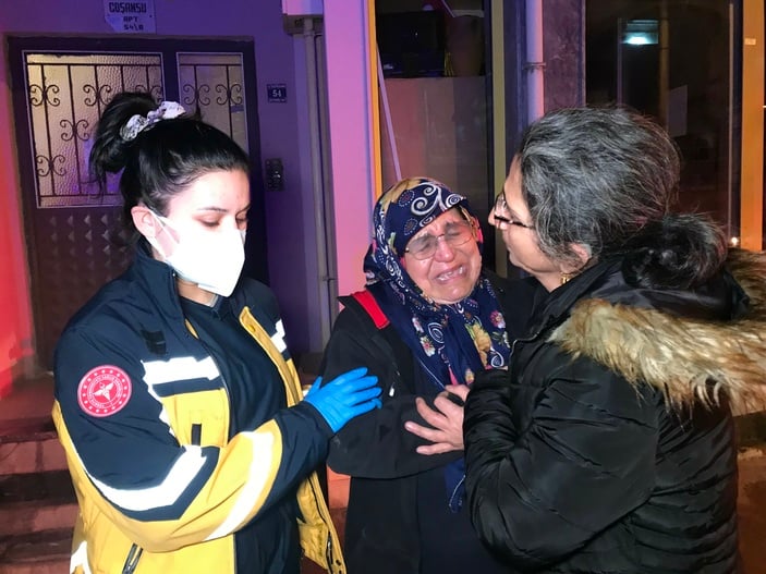 Edirne'de sobadan çıkan yangınla evi kullanılamaz hale gelen kadın gözyaşlarını tutamadı