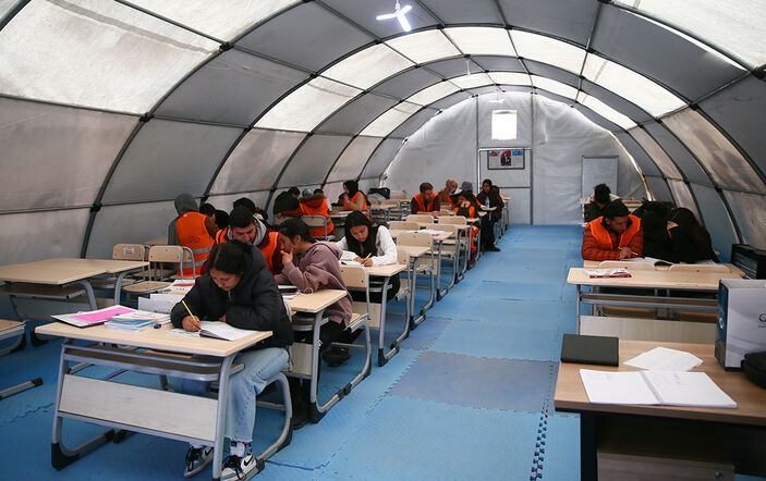 Gaziantep'teki depremzede öğrencilere çadırda eğitim desteği