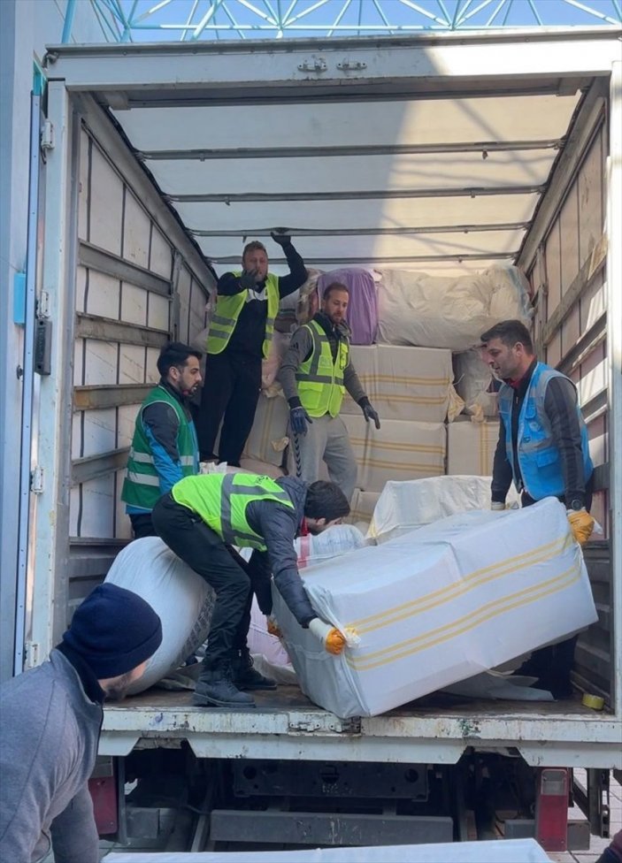 Hakem Ümit Öztürk, depremzedeler için gönüllü çalışıyor